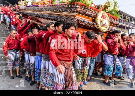 Santiago Atitlan, Guatemala - 19 avril 2019: Les hommes mayas en costume traditionnel portent Le Bon vendredi procession float dans la ville du lac Atitlan. Banque D'Images