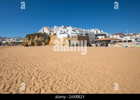 Albufeira avec la plage Praia dos Pescadores en hiver, Algarve, Faro, Portugal Banque D'Images