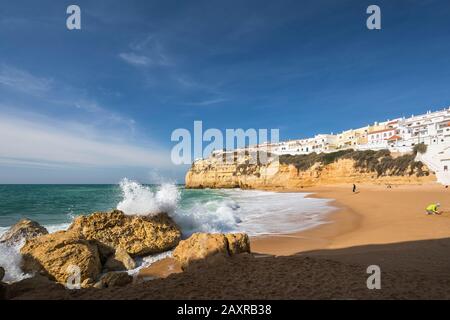 Sur la plage de Carvoeiro, Algarve, dans le quartier de Faro, Portugal Banque D'Images