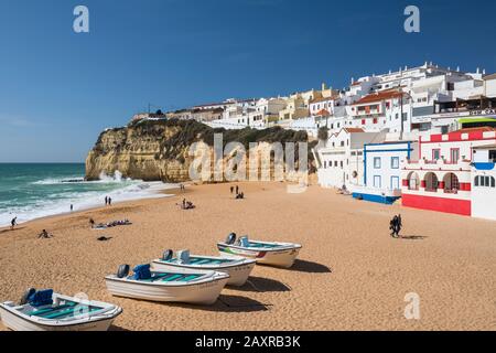 Vue sur Carvoeiro avec plage, Algarve, Faro, Portugal Banque D'Images