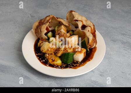 Rojak Buah fruits asiatiques traditionnels mélangés à de l'arachide, des piments et de la sauce Banque D'Images