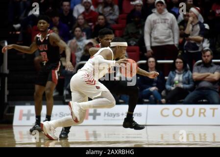 Muncie, Indiana, États-Unis. 11 février 2020. La garde des cardinaux de l'État du ballon ISMAEL EL-AMIN (5) vire la cour de balle car il est étroitement couvert par la garde des Huskies du nord de l'Illinois DARIUS BEANE (24) à Worthen Arena à Muncie. Crédit: Richard Sitler/Zuma Wire/Alay Live News Banque D'Images