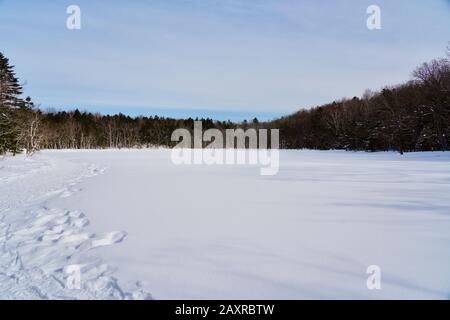 Randonnée à travers la neige couvert Shiretoko Cinq lacs en hiver, Hokkaido, Japon Banque D'Images