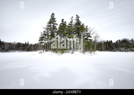 Randonnée à travers la neige couvert Shiretoko Cinq lacs en hiver, Hokkaido, Japon Banque D'Images