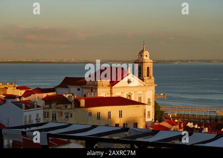 Vue sur l'Alfama et l'église catholique Igreja de Santa Isabel de Lisbonne du point de vue Miradouro de Santa Luzia, Lisbonne, Portugal Banque D'Images