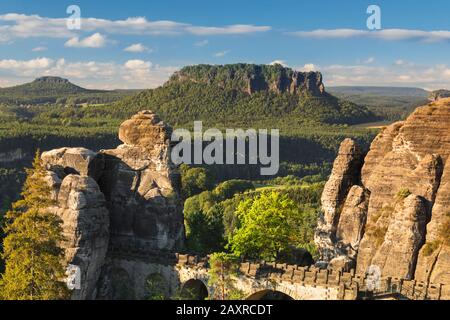 Vue Sur Le Pont De Bastei JusQu'À Lilienstein, Les Montagnes D'Elbe Sandstone, Le Parc National De La Suisse Saxonne, Saxe, Allemagne Banque D'Images