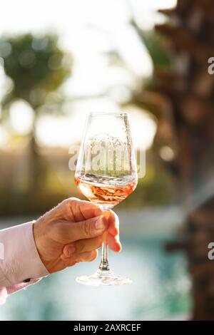 Un verre de vin de rose à nager lors d'une dégustation de vins en plein air. Concept de vin de rose. Vertical Banque D'Images