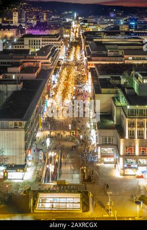 Allemagne, Stuttgart, Königstraße, zone piétonne animée à l'heure de Noël, prise de vue nocturne Banque D'Images