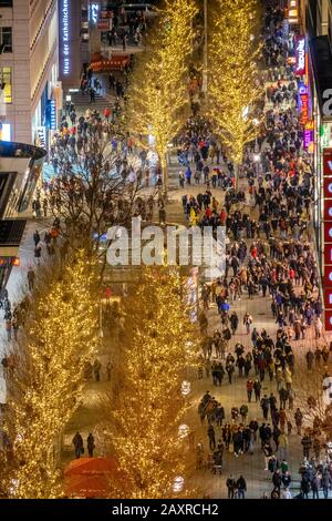 Allemagne, Stuttgart, Königstraße, zone piétonne animée à l'heure de Noël, prise de vue nocturne Banque D'Images