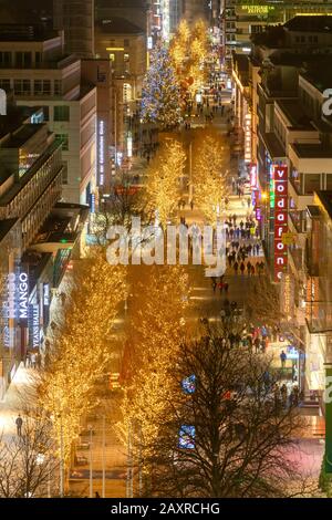 Allemagne, Stuttgart, Königstraße, zone piétonne animée à l'heure de Noël, prise de vue nocturne Banque D'Images