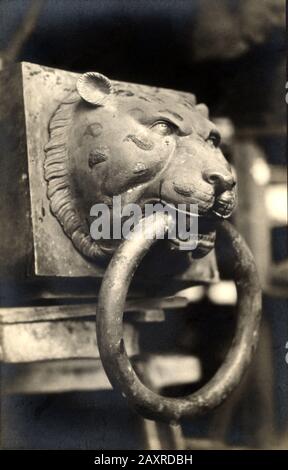 1930 Ca , LAGO DI NEMI , Latium , ITALIE : le site d'intérêt archéologique avec découverte de vestiges anciens de la coque de l'un des deux navires romains par l'empereur romain Caligula au 1° siècle AD . Le bronze appartenait au premier navire romain récupéré , photo de Guido Bernardi , Genzano di Roma . Récupéré du lit du lac en 1929 - 1932 , les navires ont été détruits par Plusieurs obus de l'armée américaine a frappé le Musée vers 20 heures, causant peu de dommages, mais était le nazi allemand de brûler le Musée avec feu pendant la seconde Guerre mondiale en 1944 , le 31 mai . - BATEAU - ROMA - ROME ANTIQUE - ITALIA - LA Banque D'Images