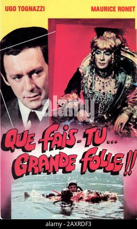 1970 , ITALIE : Le célèbre acteur italien UGO TOGNAZZI avec MAURICE RONET à SPLENDORI E MISERIE DI MADAME ROYALE (1970) par Vittorio Caprioli . Affiche originale du film pour l'édition française de 1980 intitulée que FAIS-tu...GRANDE FOLLE!! . - FILM - portrait - ritratto - LGBT - CINÉMA - GAY - omosessuale - omosessualità - homosexualité - travestito - transvestite - impersonator féminin - FILM DRAMMATICO - locandina pubblicità aria cinematografica - POSTER -- Archivio GBB Banque D'Images