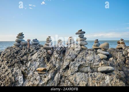 Pierres, cairn à la plage, entre Cairns et Port Douglas au printemps, Queensland, Australie Banque D'Images