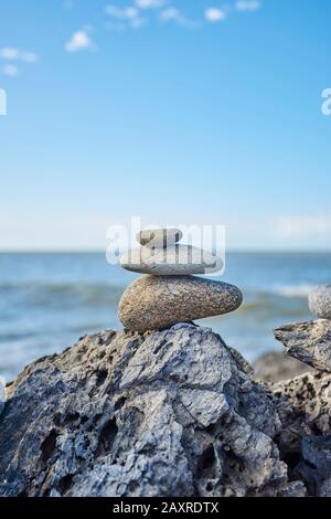 Pierres, cairn à la plage, entre Cairns et Port Douglas au printemps, Queensland, Australie Banque D'Images