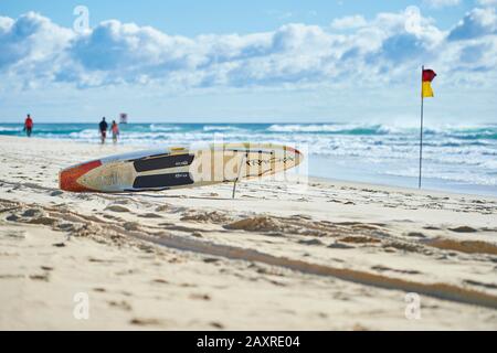 Planche De Surf À La Plage, Surfers Paradise, Gold Coast, Queensland, Australie, Océanie Banque D'Images