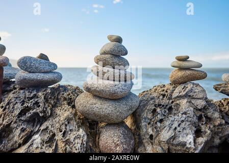 Pierres, cairn à la plage, entre Cairns et Port Douglas au printemps, Queensland, Australie Banque D'Images