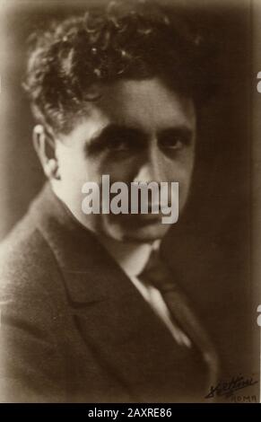 1920 CA, Rome , ITALIE : le célèbre chef d'orchestre de musique italienne TULLIO SERAFIN ( 1878 - 1968 ). Photo de RICCARDO BETTINI ( Livourne, 1878 - Argentine, 1960 CA ), Roma . - MUSIQUE - CLASSIQUE - MUSICA CLASSICA - DIRETTORE d'ORCHESTRA - OPERA - collier - coletto - tie - cravatta - foto pittorialista - photo pictorialiste -- ARCHIVIO GBB Banque D'Images