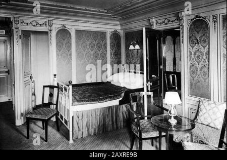 1912 , SOUTHAMPTON , GRANDE-BRETAGNE : le British Ocean Liner RMS TITANIC intérieur de la cabine de première classe. - FOTO STORICHE - PHOTOS D'HISTOIRE - NEF - MARINE - cabina - cuccetta - caméra da letto - lit - DESASTER - BATEAU - DISASTRO NAVALE - NAUFRAGIO - naufrage - mare - TRAGEDIA - TRAGÉDIE - TRANSPATLANTICO - TRANATLANTICI - OCEAN LINER -- Archivio GBB Banque D'Images