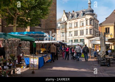 France, Alsace, Colmar, cafés de rue et marché aux puces dans la vieille ville. Banque D'Images