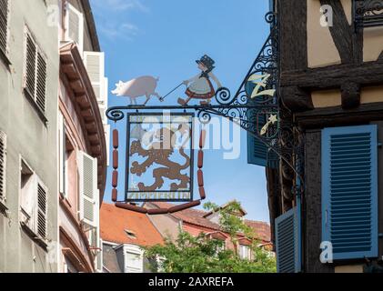 France, Alsace, Colmar, panneau du boucher dans la vieille ville. Banque D'Images