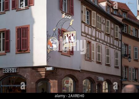 France, Alsace, Colmar, signe de fer forgé d'un boucher dans la vieille ville. Banque D'Images