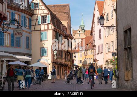 France, Alsace, Colmar, allée dans la vieille ville. Banque D'Images