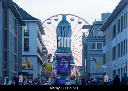 Allemagne, Bade-Wuerttemberg, Karlsruhe, Noël, place du château, Monument à Margrave Karl-Friedrich, vue sur la place du marché. Banque D'Images