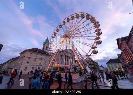 Allemagne, Bade-Wuerttemberg, Karlsruhe, Noël, Ferris roue sur la place du marché. Banque D'Images