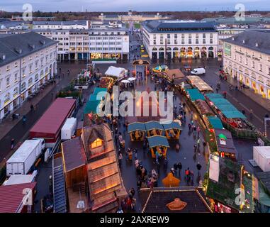 Allemagne, Bade-Wurtemberg, Karlsruhe, Noël, vue d'une roue ferris au marché de Noël sur la place du marché. Banque D'Images