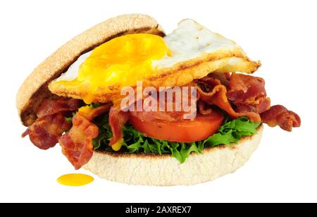 Un pain aux œufs frits et au bacon rempli de muffin anglais isolé sur fond blanc Banque D'Images