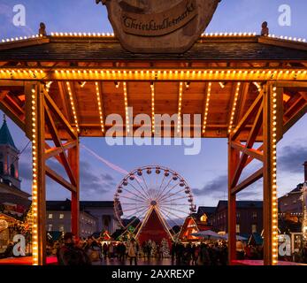 Allemagne, Bade-Wuerttemberg, Karlsruhe, Noël, marché de Noël sur la place du marché. Banque D'Images