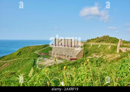 Ancien bâtiment sur la côte de Zarautz Au Chemin de Saint-Jacques, Pays basque, Espagne Banque D'Images