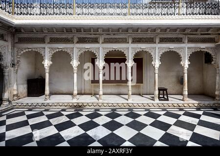 Musée du Palais de la ville avec un sol à damier et une belle architecture à Udaipur, Rajasthan, Inde Banque D'Images