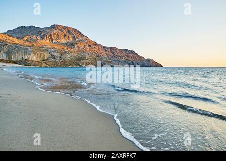 Paysage de la côte à Plakias au coucher du soleil, Crète, Grèce Banque D'Images