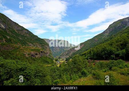 Montagnes et vallées le long de Flamsbana, La Flam Railway, Norvège Banque D'Images