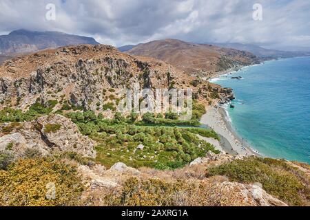 Paysage de la côte à la plage de Preveli et la plage de palmiers à la lagune de Preveli, Crète, Grèce Banque D'Images