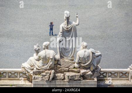 Sculptures sur la Piazza del Populo à Rome, Lazio, Italie Banque D'Images