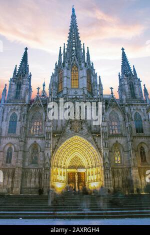 Panorama de la cathédrale de la Sainte Croix et Sainte Eulalia pendant matin heure bleue, Barri Quartier Gothique de Barcelone, Catalogne, Espagne Banque D'Images