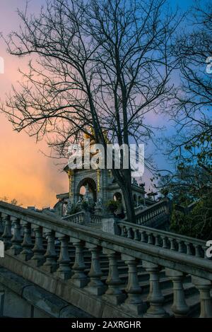 Panorama de la cathédrale de la Sainte Croix et Sainte Eulalia pendant matin heure bleue, Barri Quartier Gothique de Barcelone, Catalogne, Espagne Banque D'Images