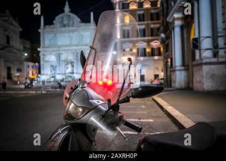 Scooter la nuit à Rome, Lazio, Italie Banque D'Images