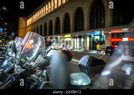 Scooter la nuit à Rome, Lazio, Italie Banque D'Images