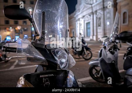 Scooter la nuit à Rome, Lazio, Italie Banque D'Images