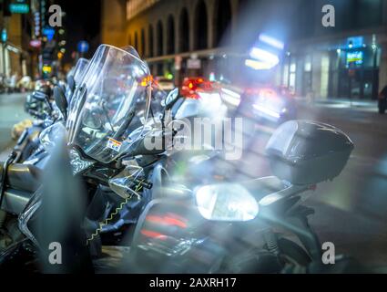 Scooter la nuit à Rome, Lazio, Italie Banque D'Images