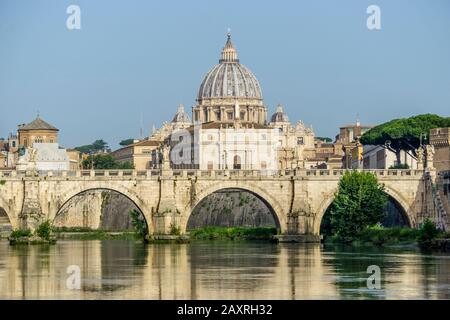 Tiber Et La Basilique Saint-Pierre, Rome, Latium, Italie Banque D'Images