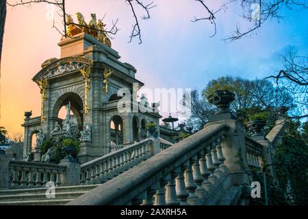 Panorama de la cathédrale de la Sainte Croix et Sainte Eulalia pendant matin heure bleue, Barri Quartier Gothique de Barcelone, Catalogne, Espagne Banque D'Images