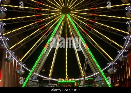 Allemagne, Bade-Wuerttemberg, Karlsruhe, roue ferris sur la place du marché à Noël. Banque D'Images