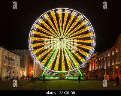 Allemagne, Bade-Wuerttemberg, Karlsruhe, roue ferris sur la place du marché à Noël. Banque D'Images