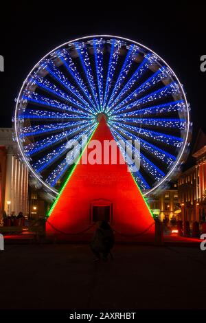 Allemagne, Bade-Wuerttemberg, Karlsruhe, roue ferris sur la place du marché à Noël. Banque D'Images