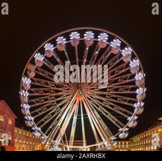 Allemagne, Bade-Wuerttemberg, Karlsruhe, roue ferris sur la place du marché à Noël. Banque D'Images