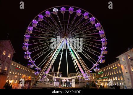 Allemagne, Bade-Wuerttemberg, Karlsruhe, roue ferris sur la place du marché à Noël. Banque D'Images